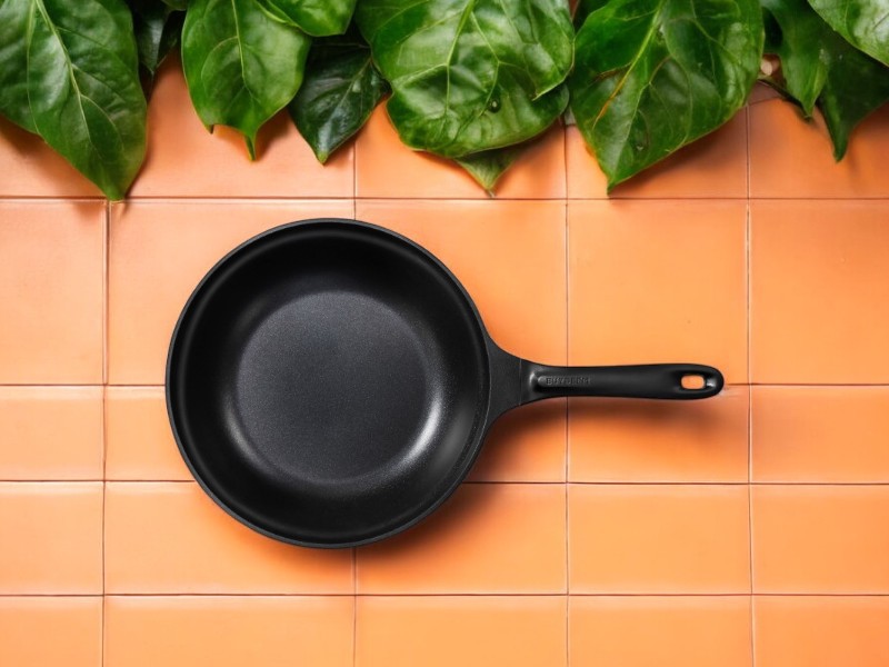 BUYDEEM CP151 hliníková pánev s nepřilnavým povrchem, průměr 26 cm, barva žlutá