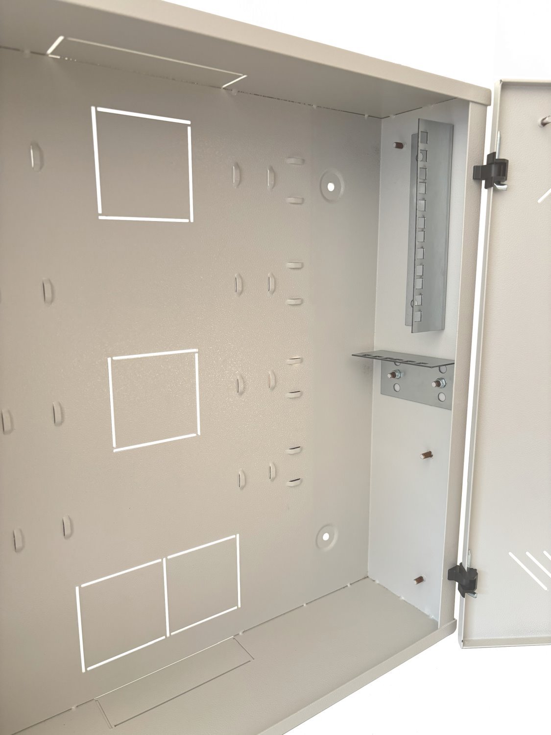Conexpro nástěnný rozvaděč 4+2U, LC-18, vnitřní