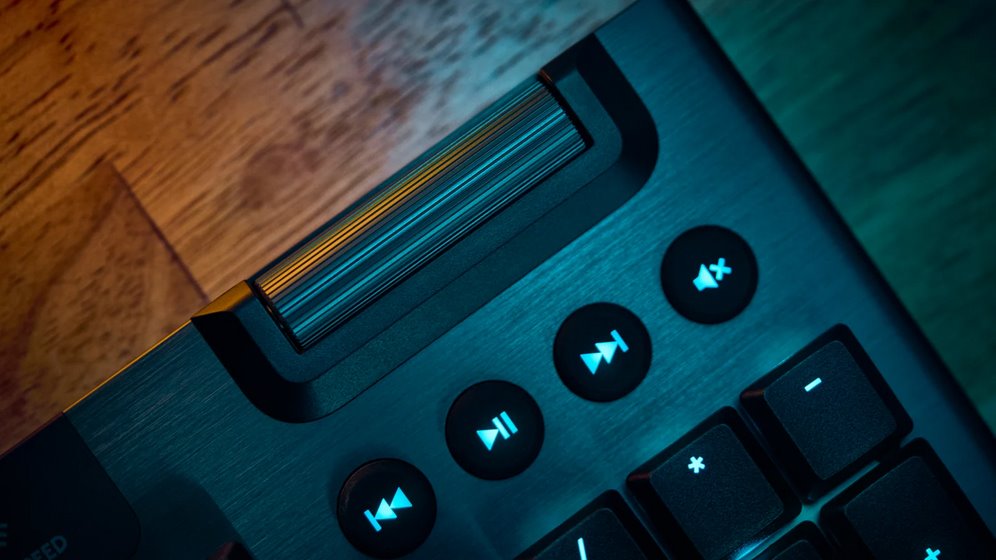 Logitech G915 X LIGHTSPEED Low-Profile Wireless Gaming Keyboard - CLICKY - BLACK - US - 2.4GHZ/BT - USB-C - EMEA