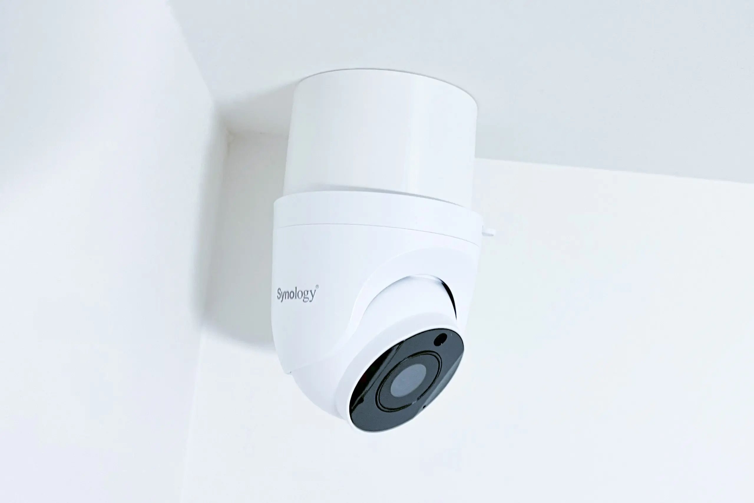Synology D-STC500-C - držák s krytkou kabelů pro Synology kamery TC500 na stěnu a strop, bílý