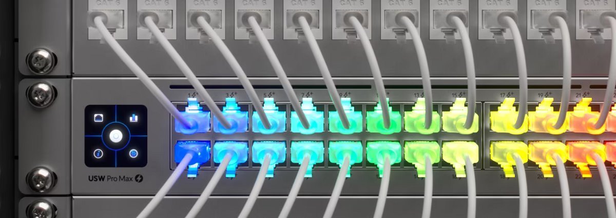 Ubiquiti UniFi Etherlighting Patch Cable 0,15m (UACC-Cable-Patch-EL-0.15M-W) - 0,15m, Cat.6, 2.5Gbps, bílý